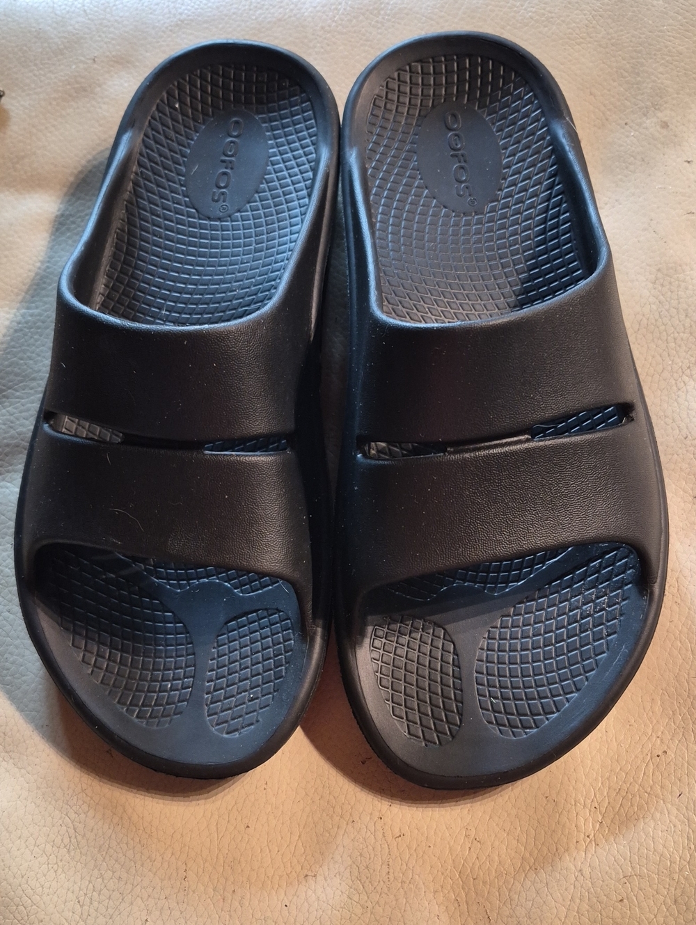 OOFOS Black Open-Toe Recovery Slide Sandals